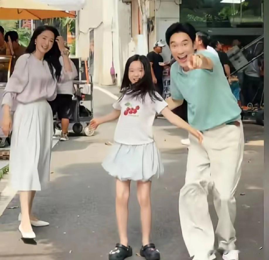 56岁的林依轮因为跳个舞，居然被认成张维伊了。

7月30号，林依轮和董璇母女俩