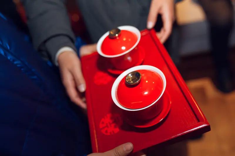 热闹喜庆的婚礼现场，宾客满座，仪式进行到敬茶改口这一重要环节。
上周参加发小的婚