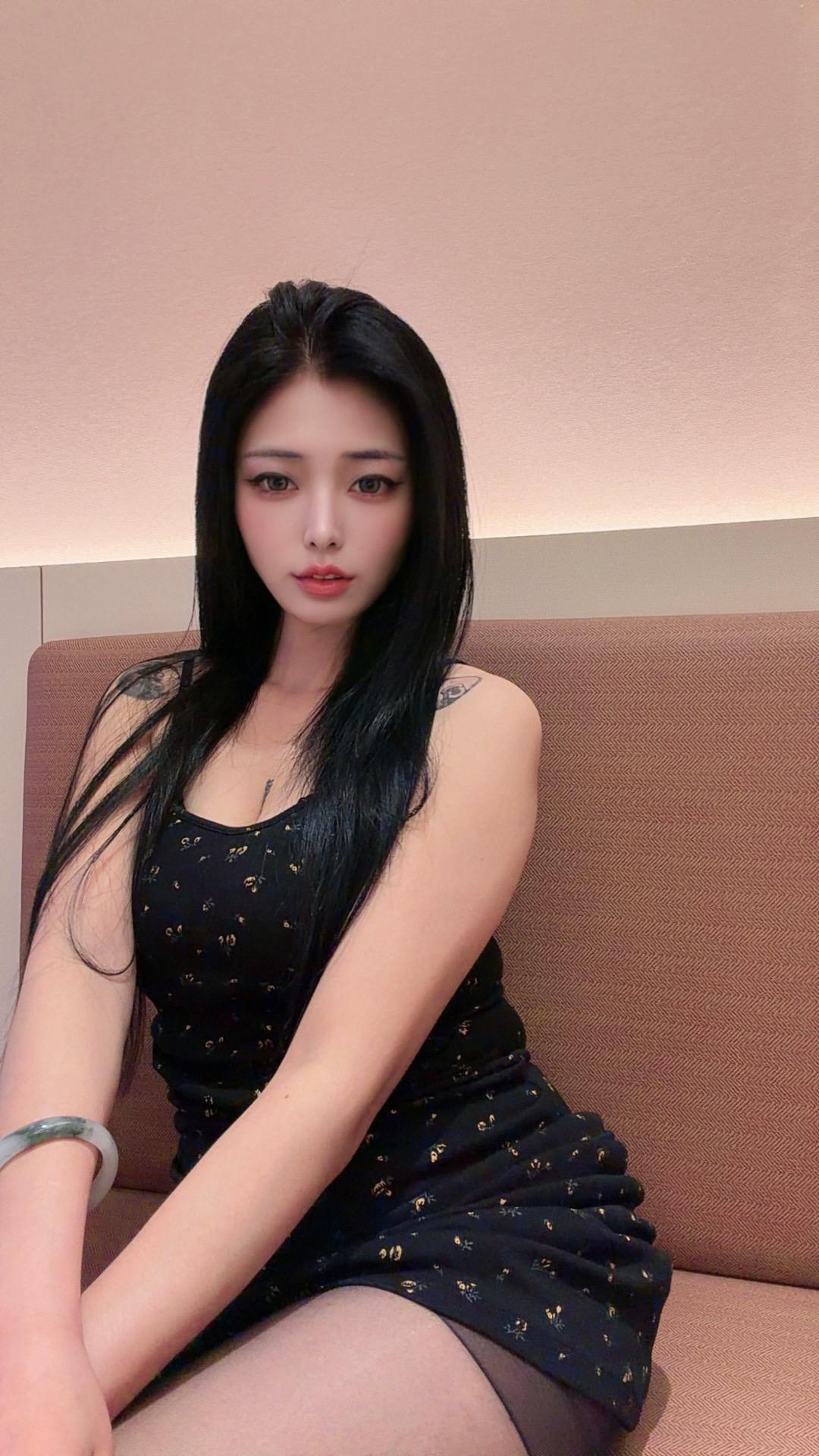 犟种只有在微醺的时候最温柔 会哭  会撒娇 还会说我想你了……
