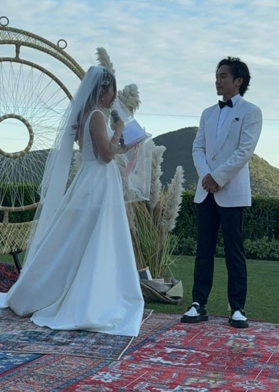 林子祥38岁儿子低调结婚，林子祥上台高歌助兴，父子相拥场面感人
林德信与相恋7年