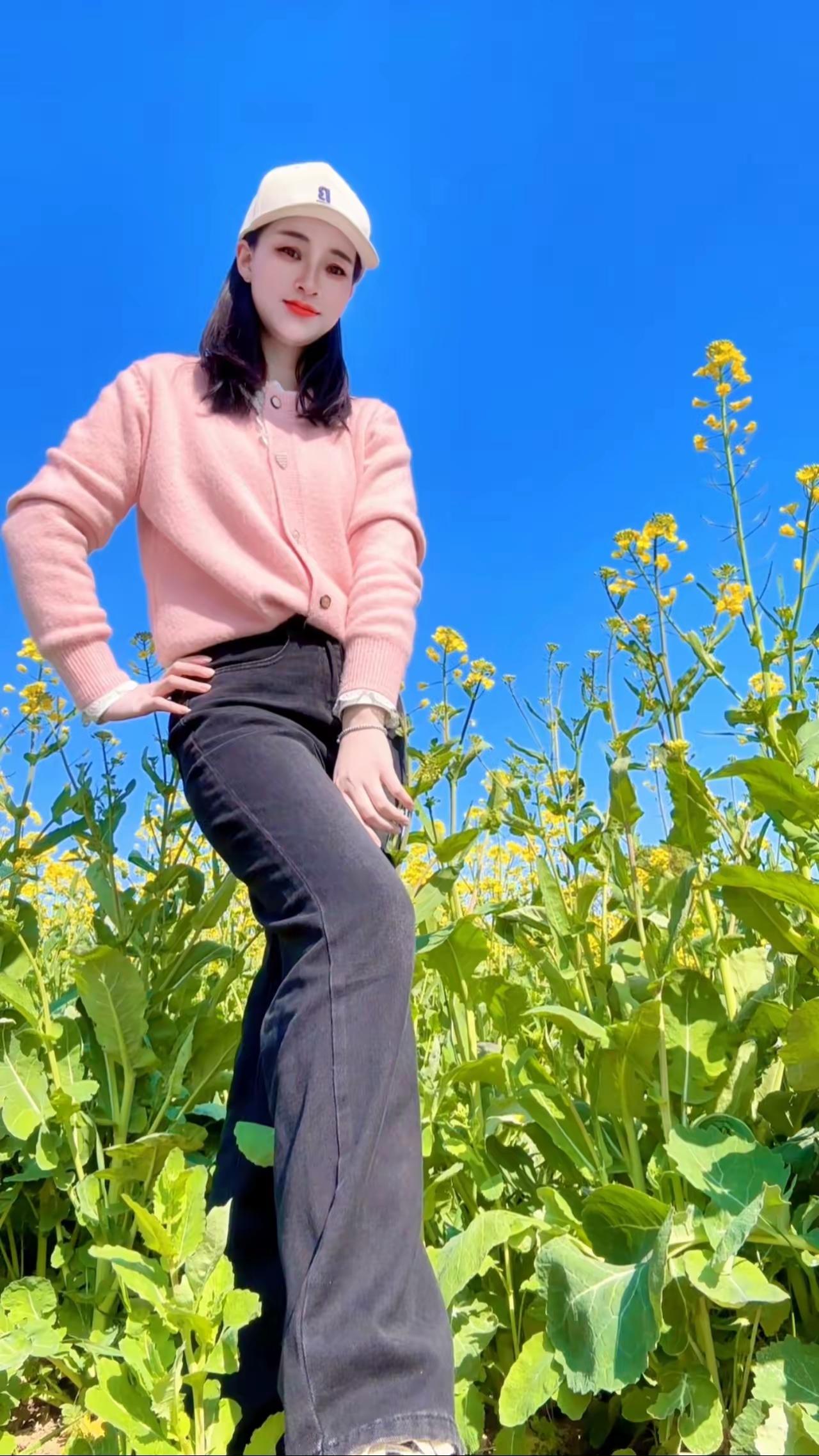 田园风穿搭指南：粉衫黑裤，清新自然，与花田相映成趣！