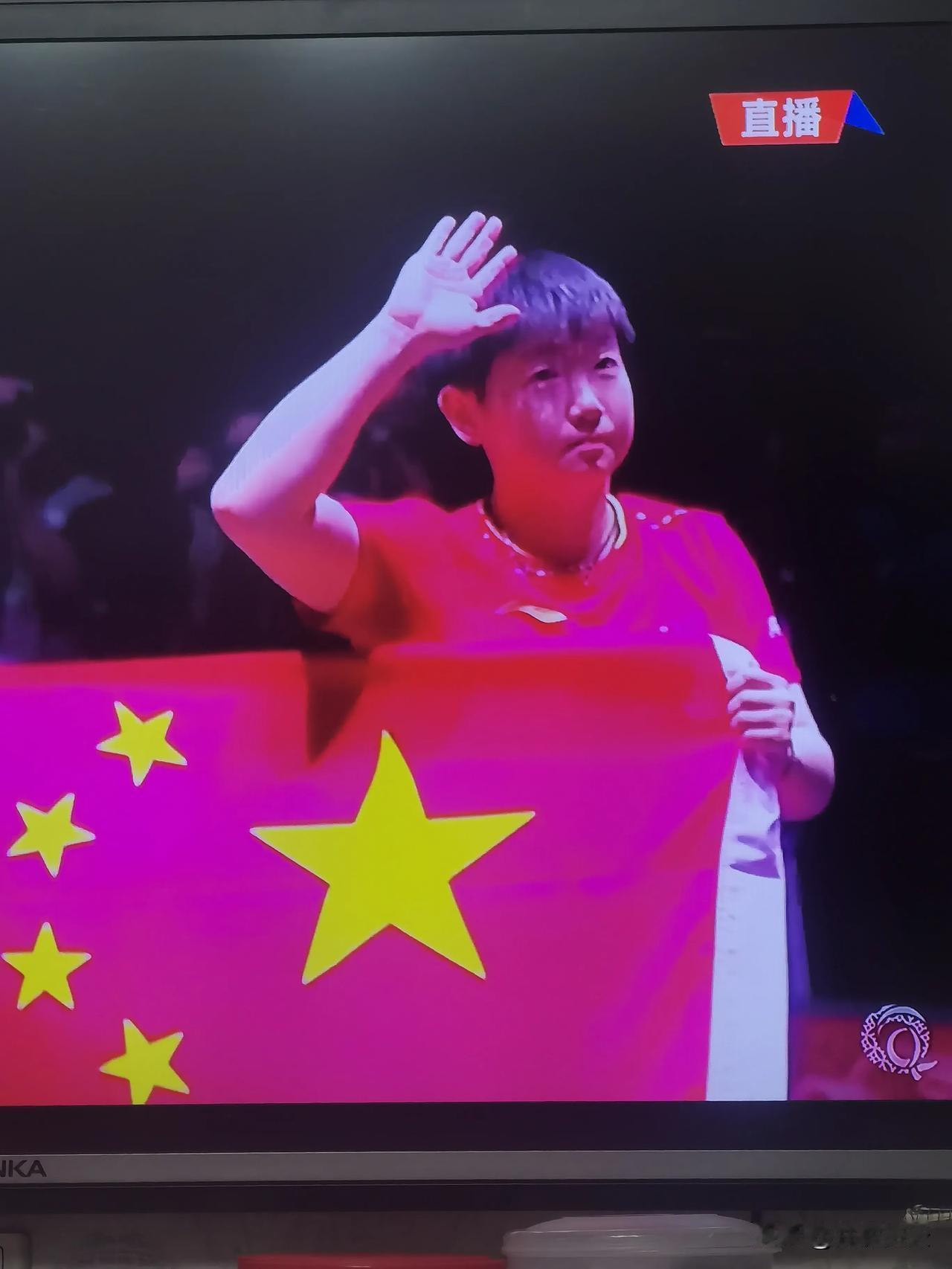 孙颖莎哭了。
今天决赛太残酷。第六局，戏剧性丢掉冠军点，被逆转。
压力太大了。