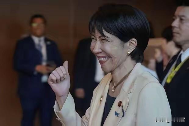 真诚才是必杀技？从来不苟言笑的高市早苗，历来以严肃著称，每次出场都是耍酷，特别是