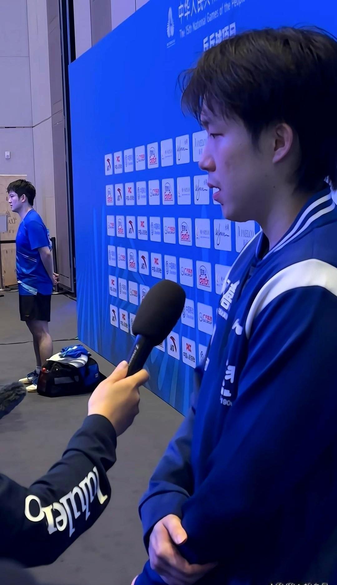 大头小胖，一个稳如老狗，一个冲得猛。
俩人搭档，一个守门，一个破门。
这组合，真