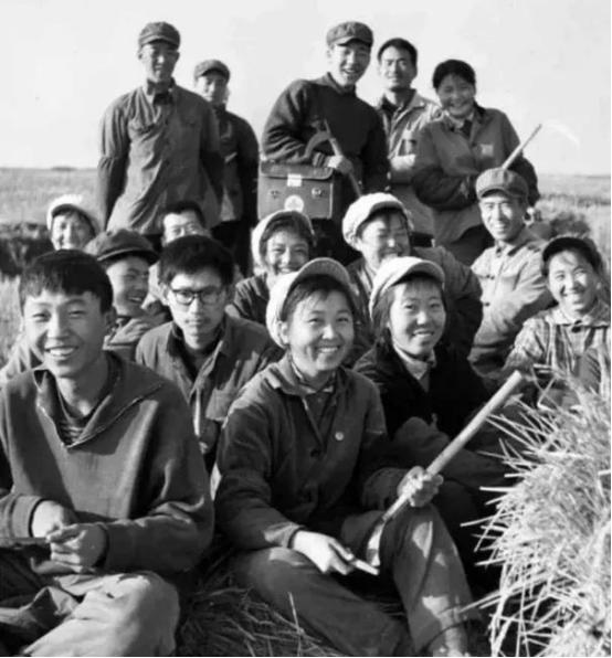 1978年，上海知青李亚茹，抛下丈夫和女儿果断回城。临走前晚上，李亚茹流着泪解开