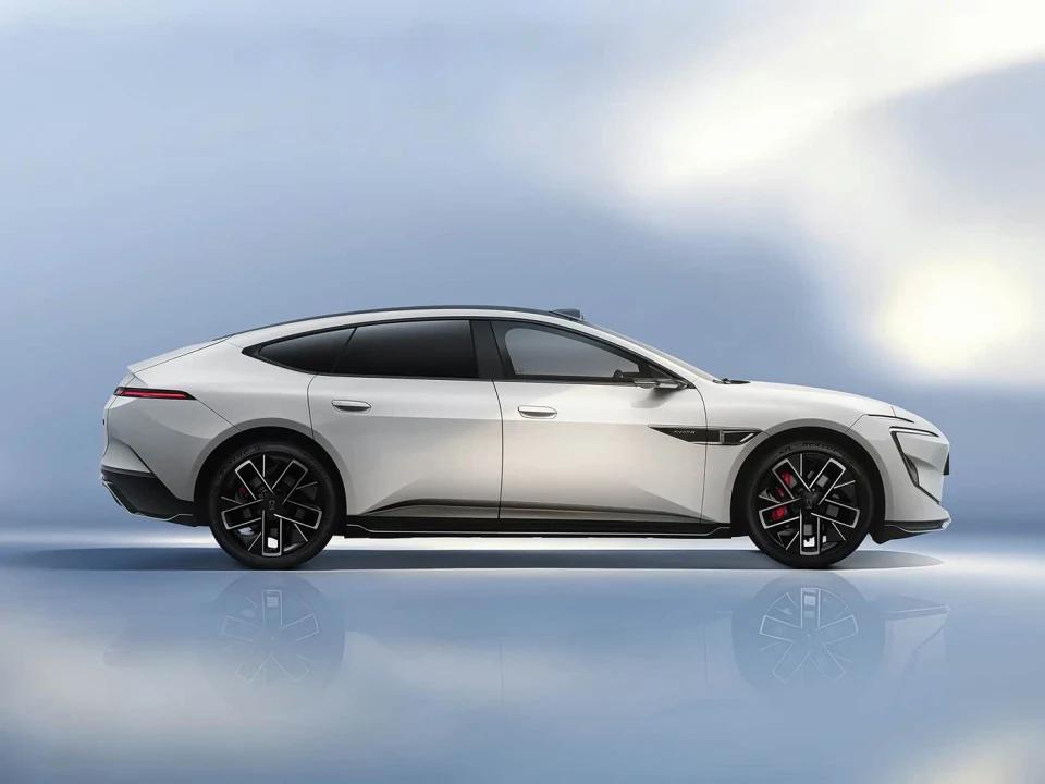 这段时间感觉自己越来越希望有一辆汽车了，户外出行道略微远一点儿，骑车就累，还风吹