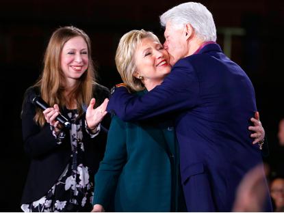 希拉里被亲吻，图一克林顿亲吻她她笑得好甜，看得出来她是爱他的。图二的希拉里，被一