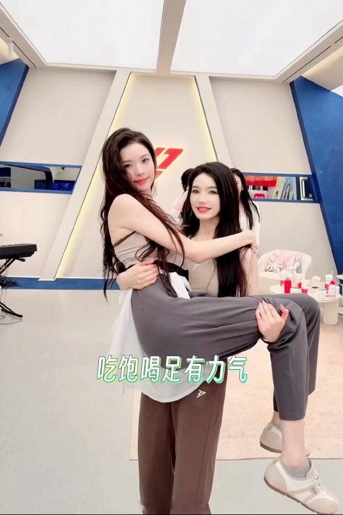 浪姐所有人都给代斯签名了 以后浪姐做回忆杀特辑，可以直接来找代斯借照片。上面有所