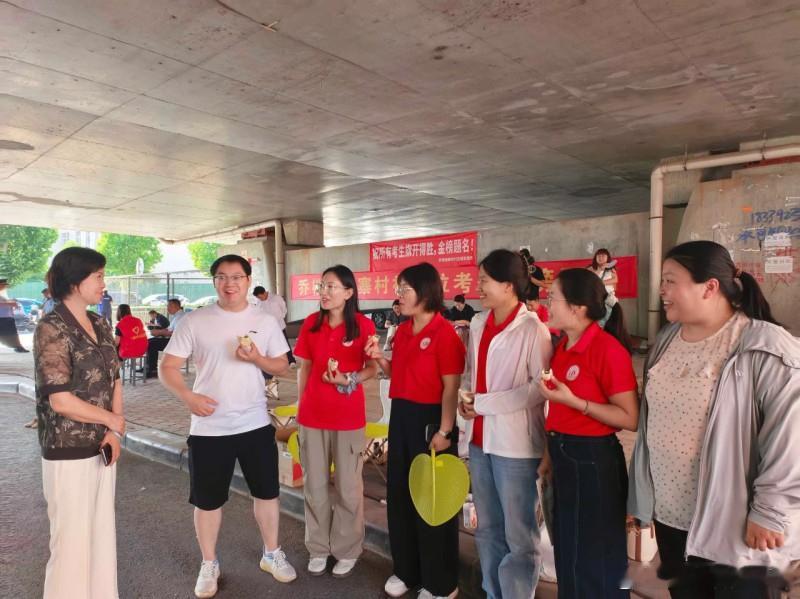 第一批00后老师送考 瞬间破防！郑州考点迎来首批 00 后送考老师，年纪 23-