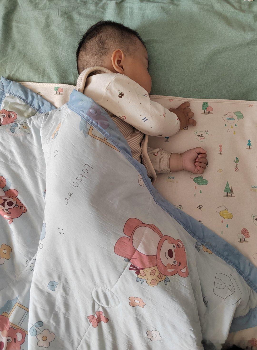 今天的人类幼崽让我哭笑不得刚才好不容易把他哄睡着了想把他外套脱了再放床上没想到刚