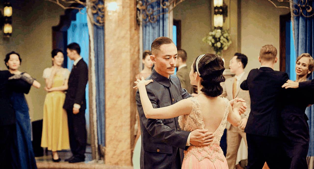 1927年，钱大钧追求欧阳藻丽，遭到她父亲反对。

老头把红木椅拍得震天响：“我