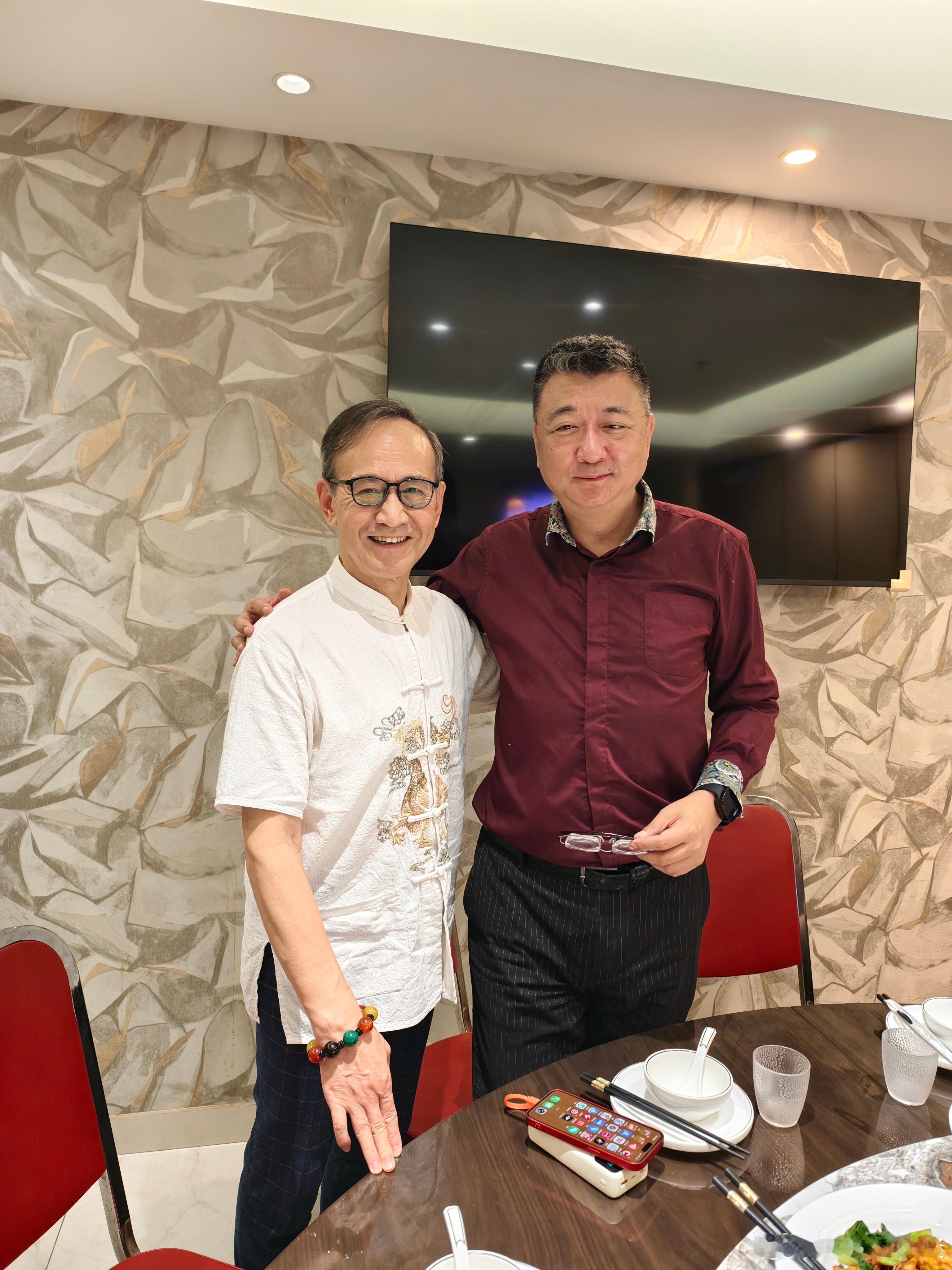 昨晚左拥香港‘’李嘉诚‘’（电影里李嘉诚的扮演者）右抱上海老娘舅。早安。 
