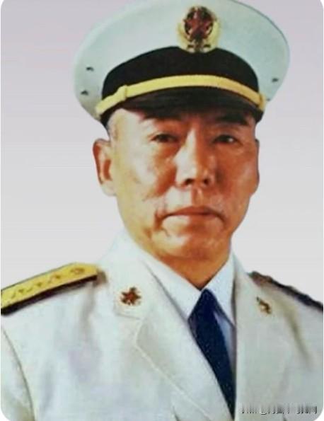 他在1993年，62岁晋升海军上将。52岁任旅顺海军基地司令员，57岁任海军司令
