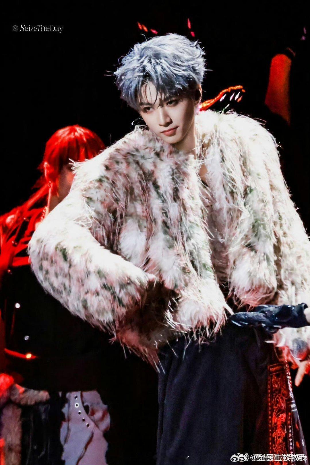 刘耀文的行程表是焊死的吗？六周年演唱会唱跳大出圈，无缝衔接《宇宙闪烁请注意》，时