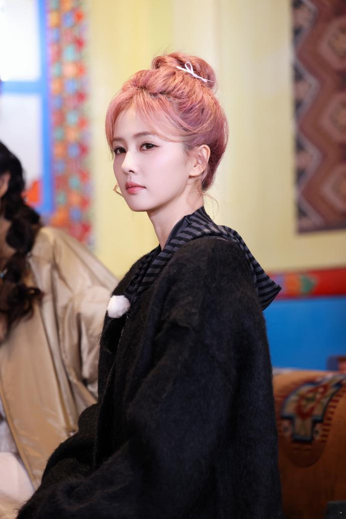 静音都能看出来白鹿在说啥静音都能看出来白鹿在说啥！转移沙溢注意力给队友报答案，这