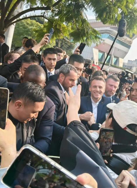 马克龙乐开花了！
去四川大学受到热烈欢迎！


马克龙在成都一所大学里，
笑得合