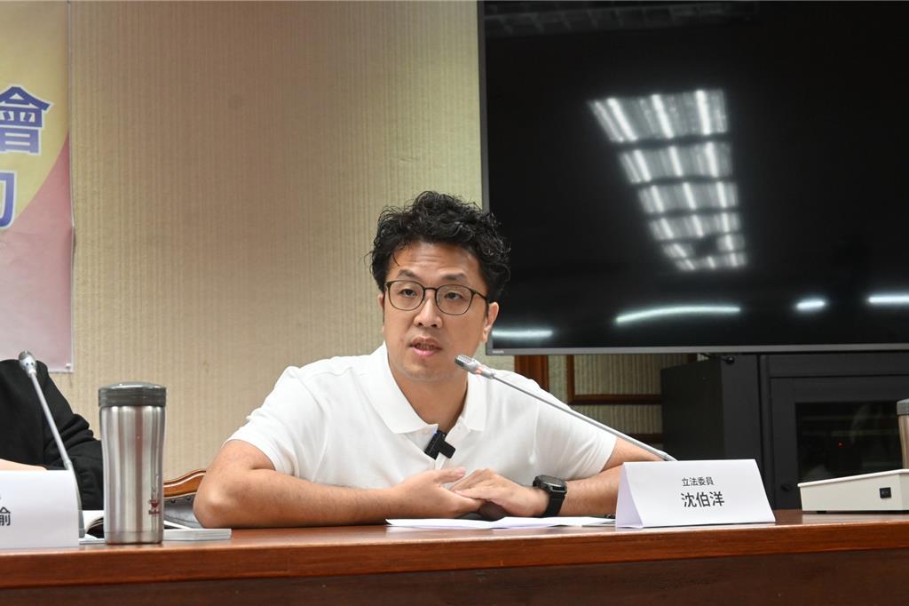 沈伯洋抛亲师冲突解方：建立“冲突分流”第三方机制
近期影剧《铁拳教育》热播，社会