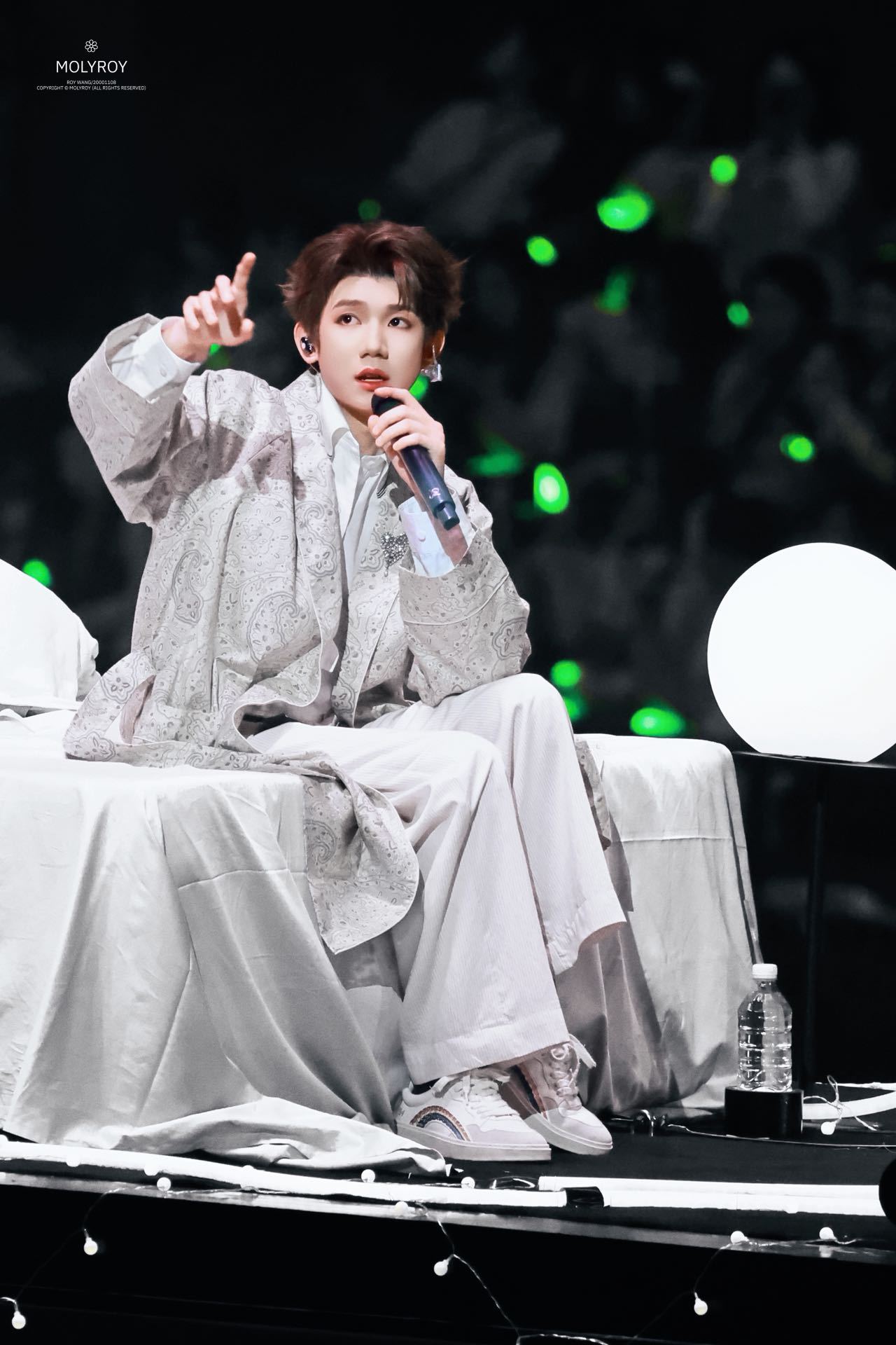 王源把床搬到了客厅 内娱舞台卷王非王源莫属！100吨钢铁搭的斜开舞台，悬着床还能