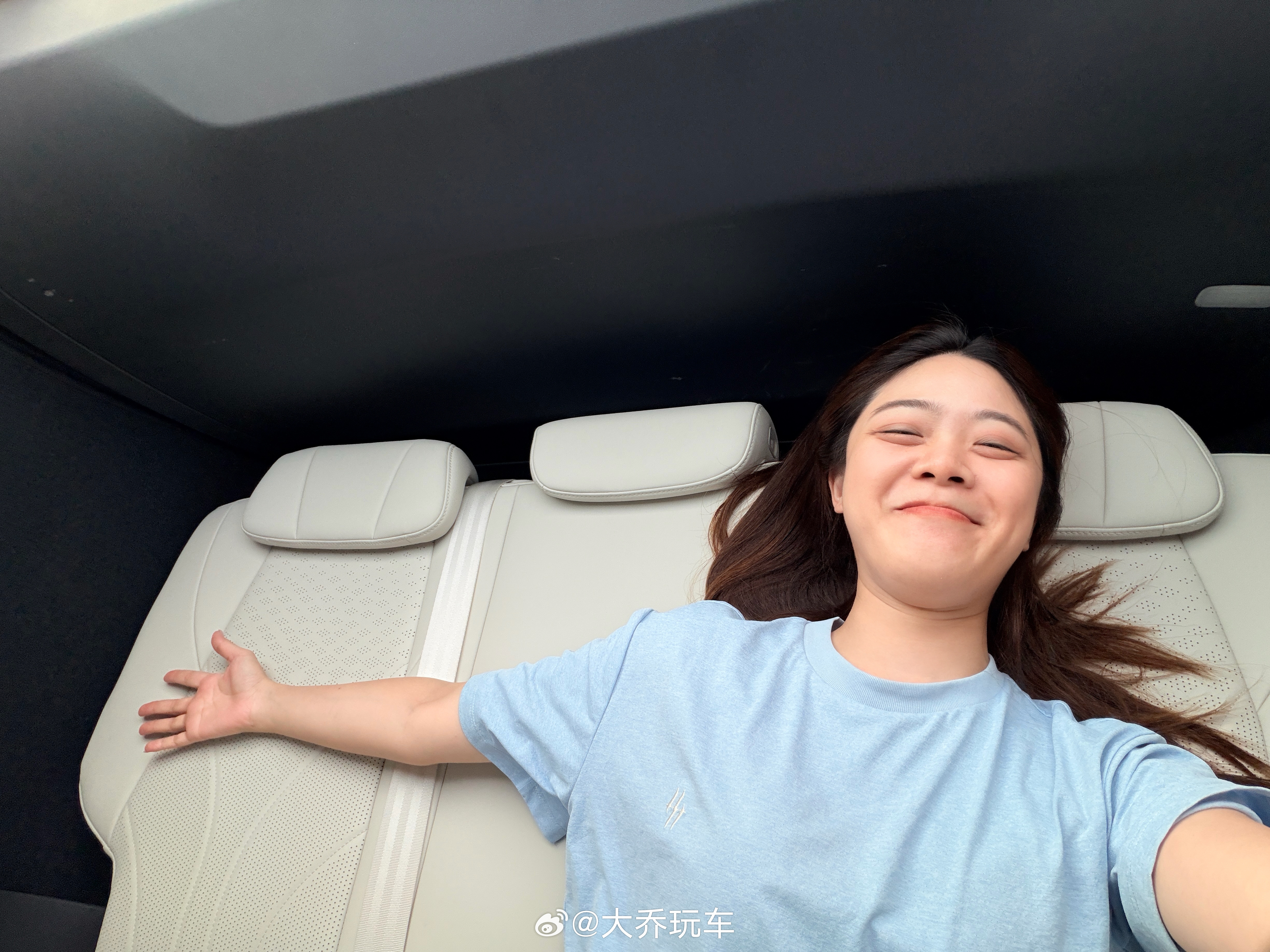 你敢相信这是第三排吗一键躺平，有点爽 二排还是开启零重力模式…三排平躺睡觉贼舒服