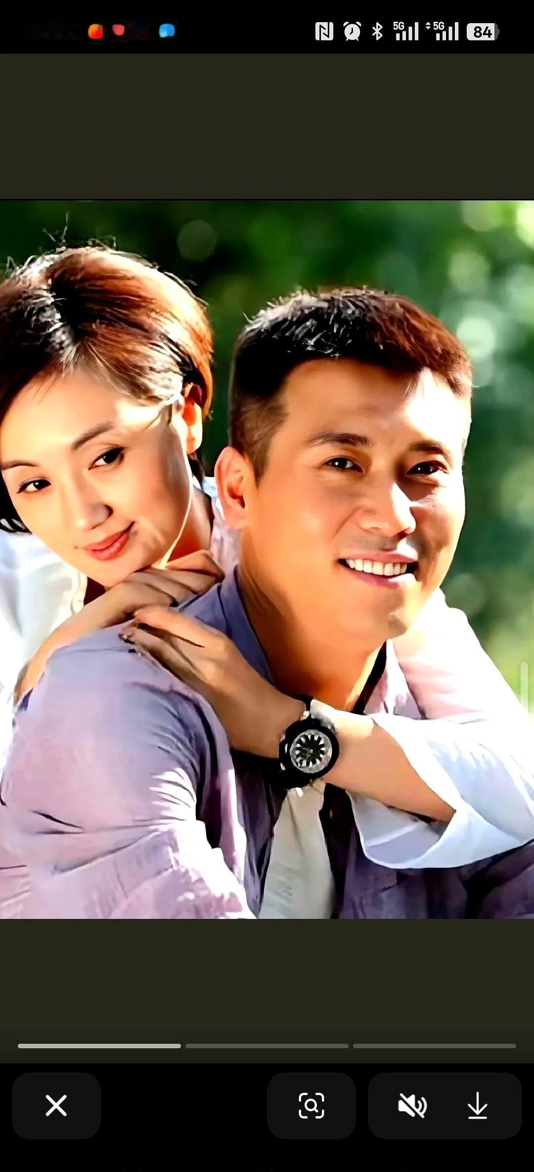 她没留下遗嘱。
只留下一句话，夹在日记本最后一页。
女儿翻开那本磨毛的笔记本，钢