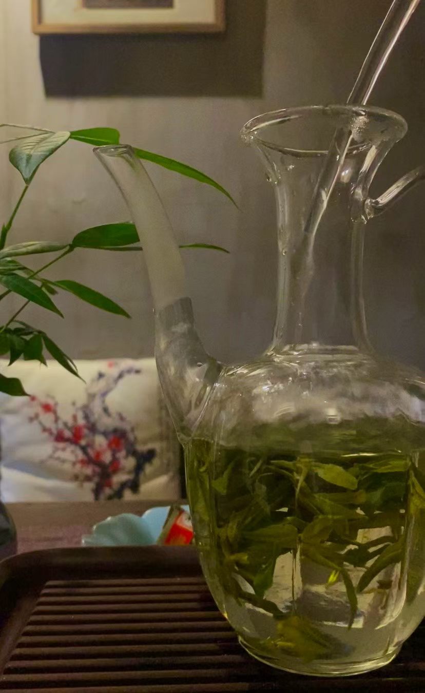 茶道  在茶香萦绕的方寸之间让纷繁的念头慢慢地沉寂下来心湖便如茶汤，透彻而平静 