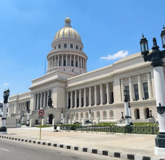 古巴这小国家这些年真的被美国拿捏得太惨了，日子过得一天比一天难，眼看着都快撑不下