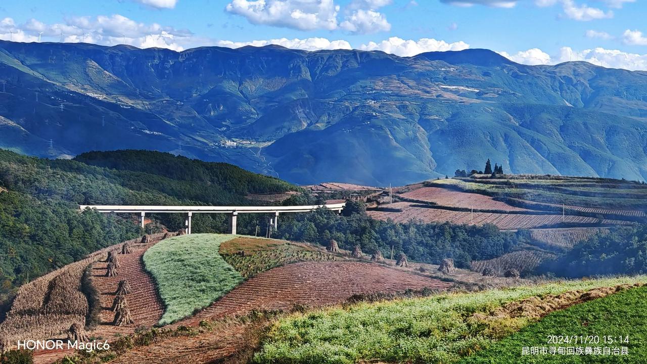 随手拍一张风景照这是云南昆明东川红土地的美色，走进这里，仿佛走进了一个色彩斑斓的