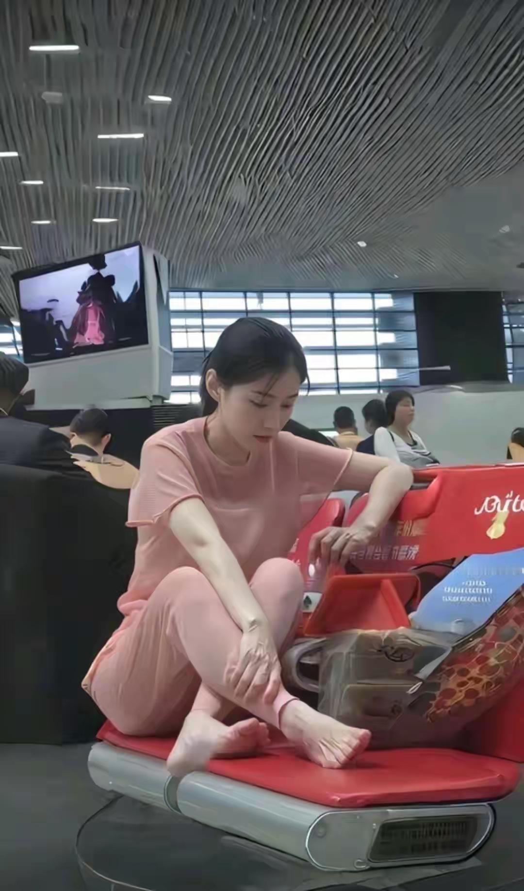 都什么素质？？？在车站就这么脚蹬在座椅上，看着真想上去教训她一下！