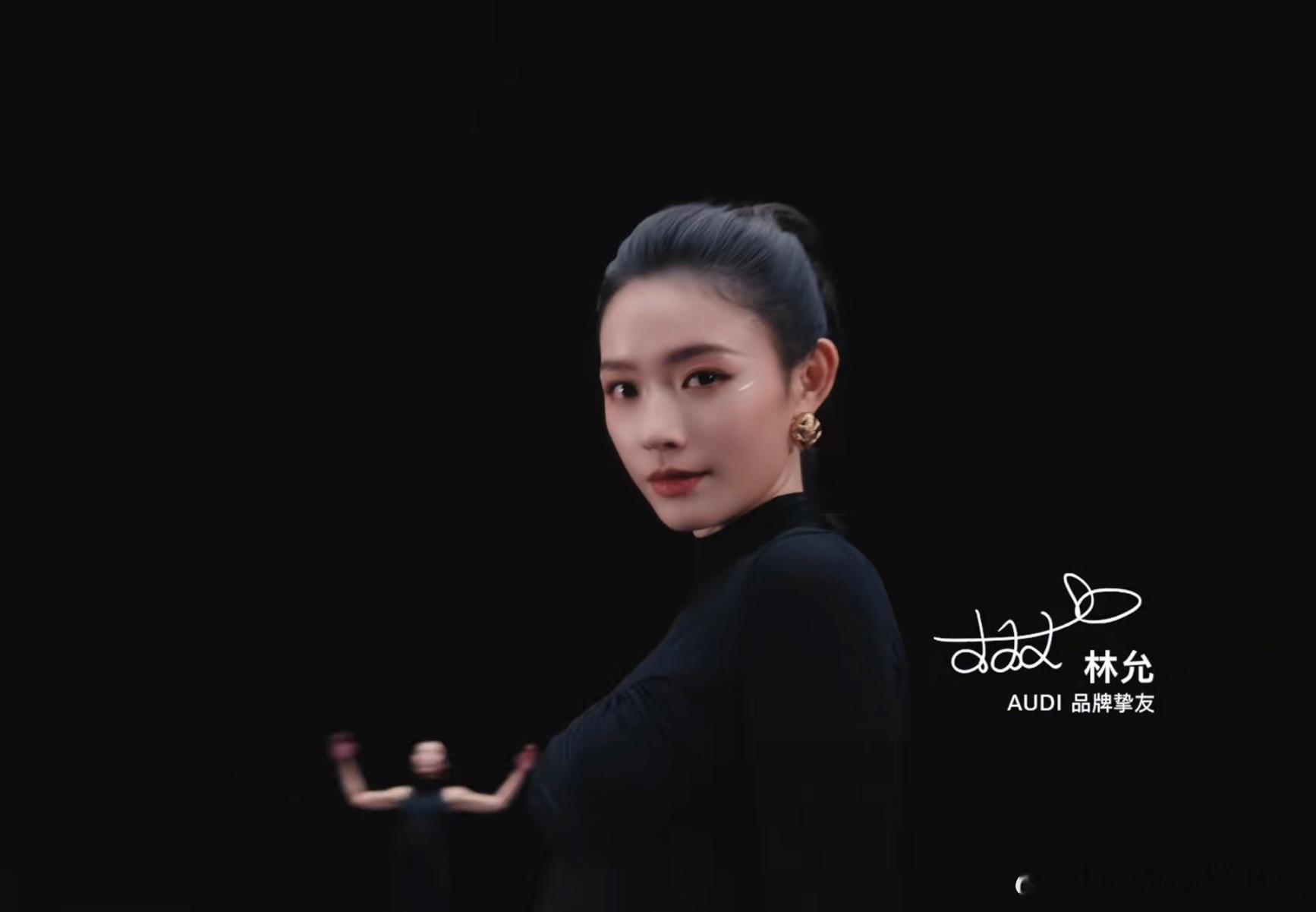 张晚意林允希林这是什么神仙组合林允的搭配真是绝妙！麻花辫和黑裙的组合，恰到好处地