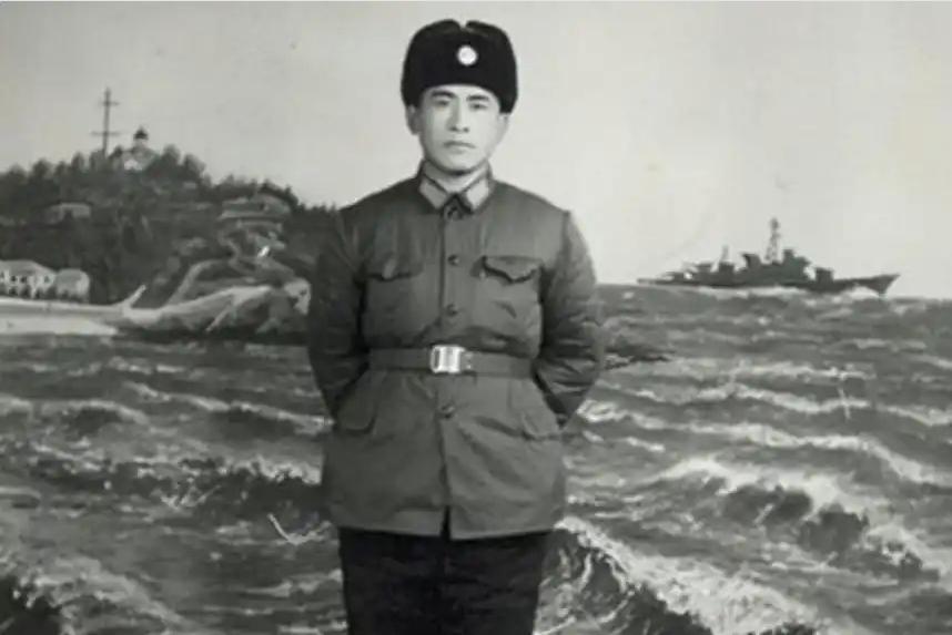 [太阳]1994年，一个叫冬妮的女子来到第47军“调查”自己的父亲，可是查遍了资