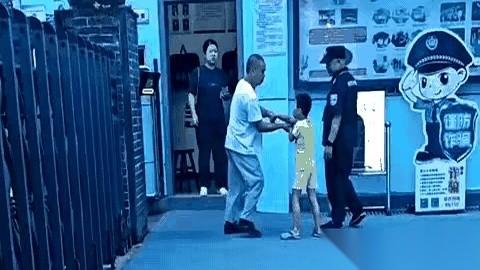 幼儿园门口那个爷爷，算是给我上了一课。
孙子哭得快背过气了，抱着他的大腿死死不放