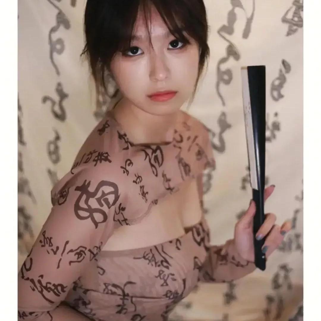 复古少女风，精致妆容，黑色长发，优雅迷人。黑裙少女风 黑裙卷发 黑长卷发 黑色少