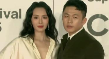 李鸿其王紫璇牵手走红毯 偶然跟闺蜜聊国际电影节动态，她疯狂安利王紫璇这段红毯！一