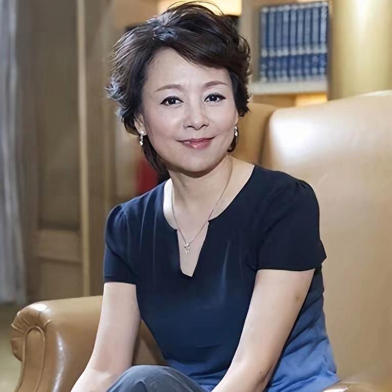 69岁张瑜把亿万财产公证留给外甥，引来了不少热议。
 
坐拥豪宅四合院的她，没有