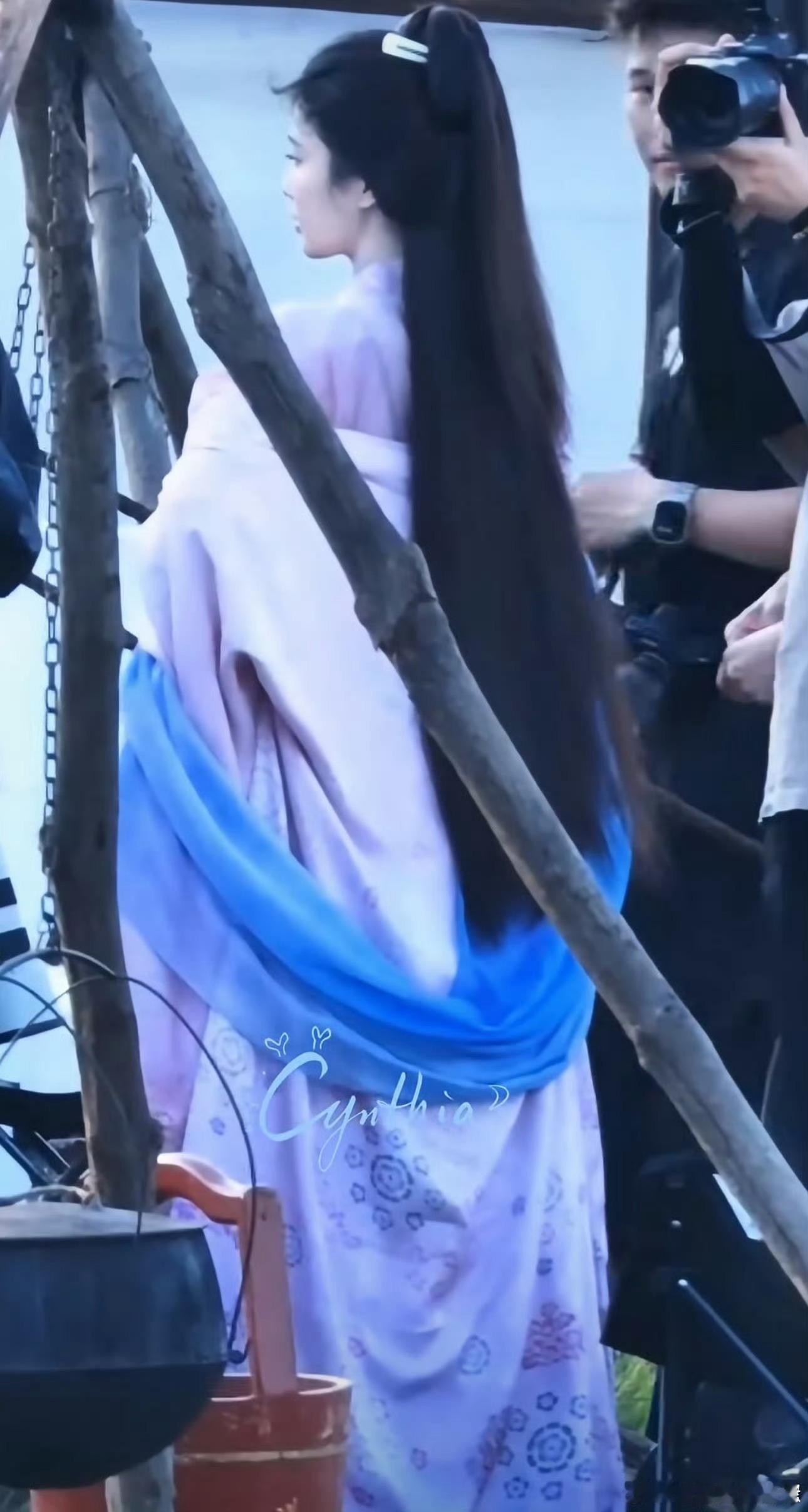 白鹿莫离新路透，香港黄金时代的武侠电影女主！最简单的发型往往展示出最好的效果。 