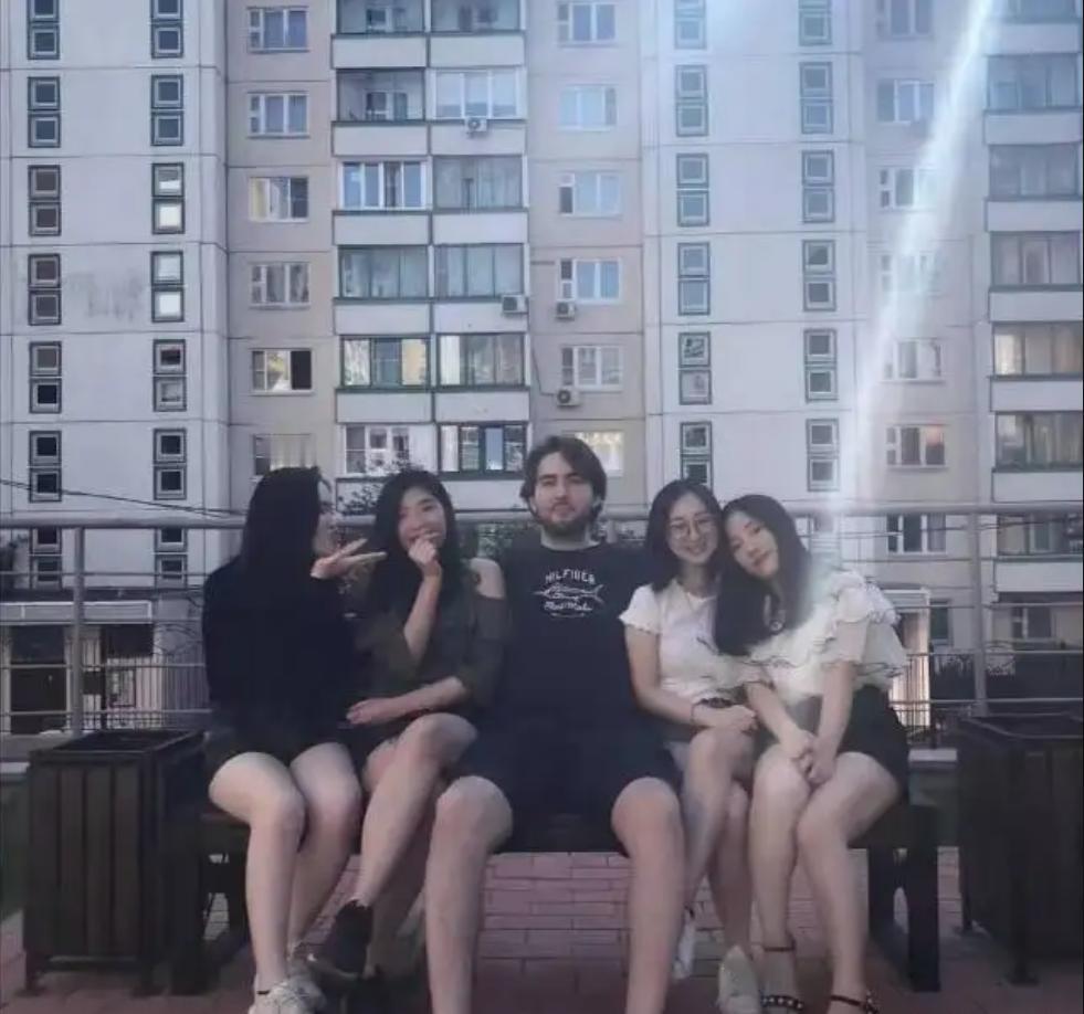 28万彩礼+房子加名，婚礼现场大瓜炸裂！新郎该给“爆料人”红包吗？
昨天国庆喝喜