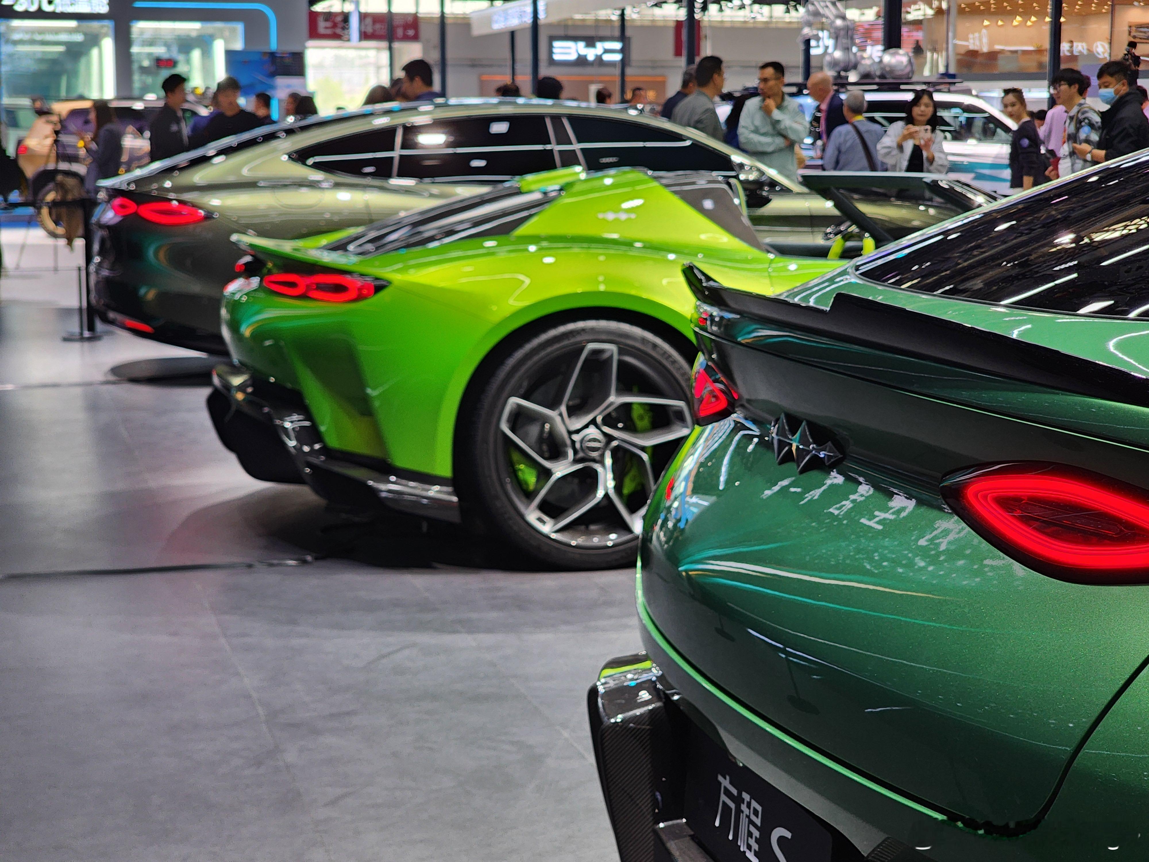 刚刚人多没法拍，人少一点了，给大伙拍几张方程系列的三台车大v聊车北京车展