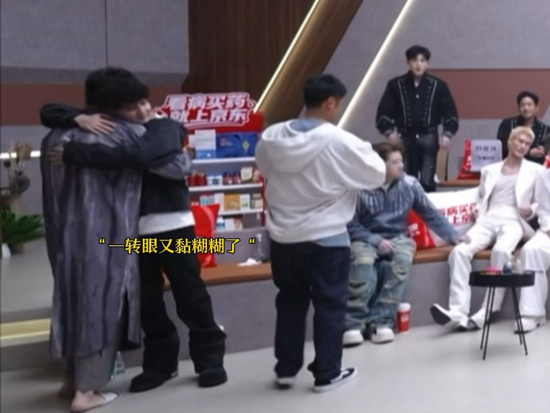 王传君给艾热抱起飞了谁能拒绝王传君飞起来的抱抱 艾热下台收获王传君专属腾空抱抱，