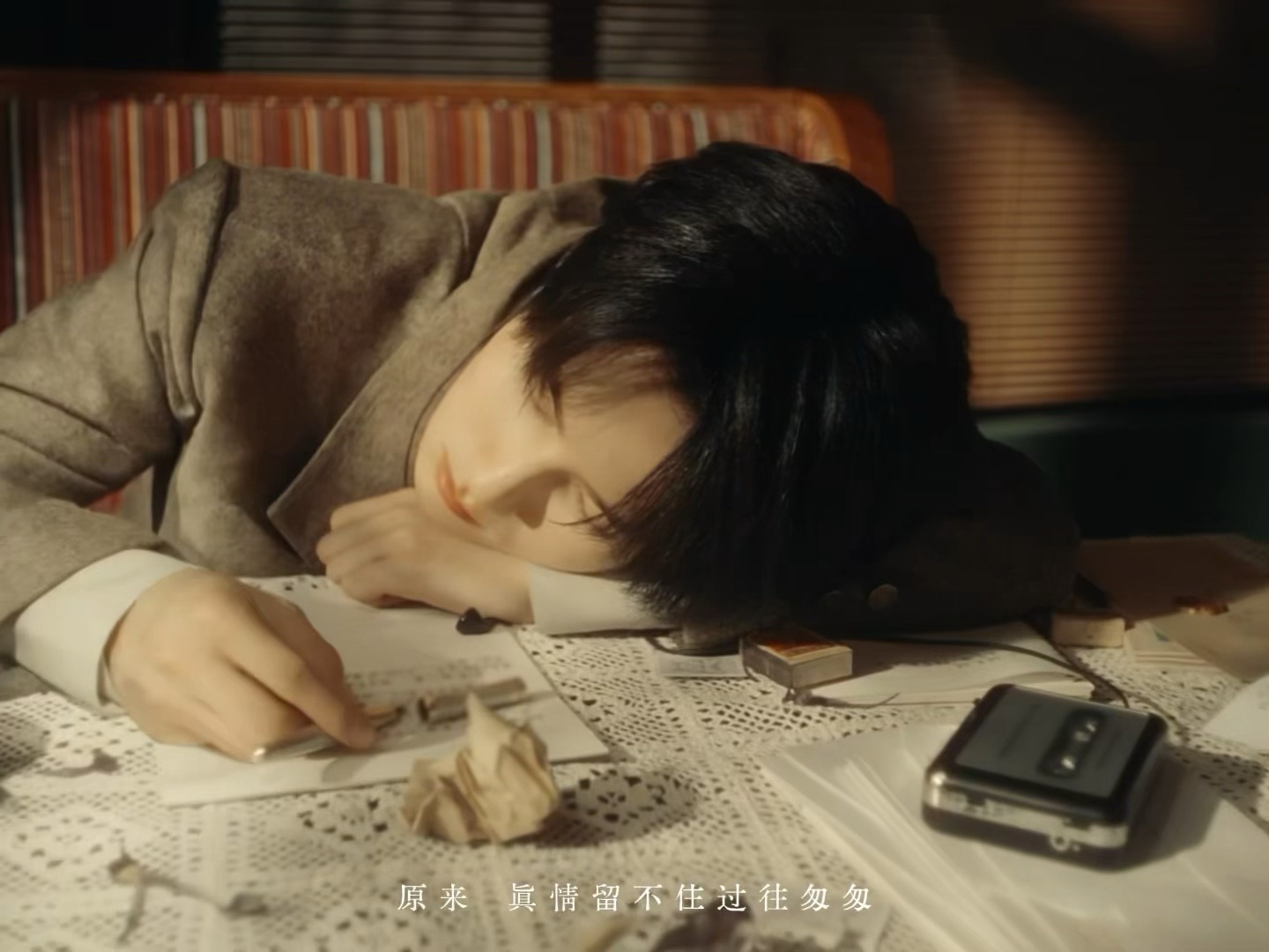 张真源落泪镜头张真源的一滴泪张真源的一滴泪珠滑过鼻梁，短短一个镜头道尽整首歌的故