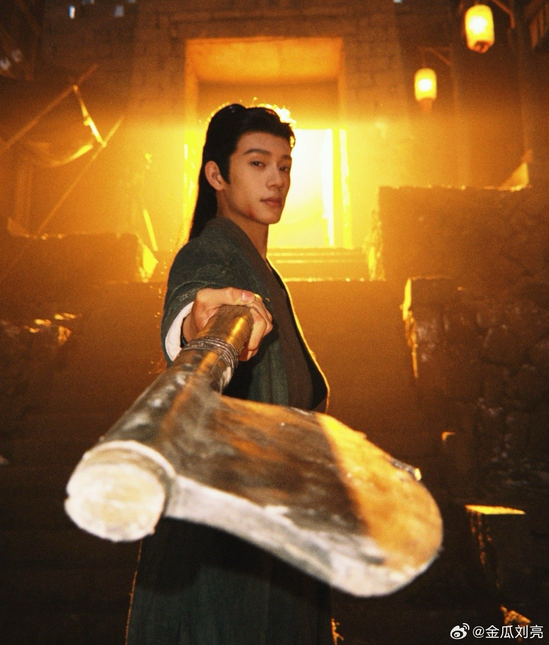 樊长玉跳崖 这什么人间疾苦啊！！！随元青那个变态把长玉逼到悬崖边上，她一步步往后