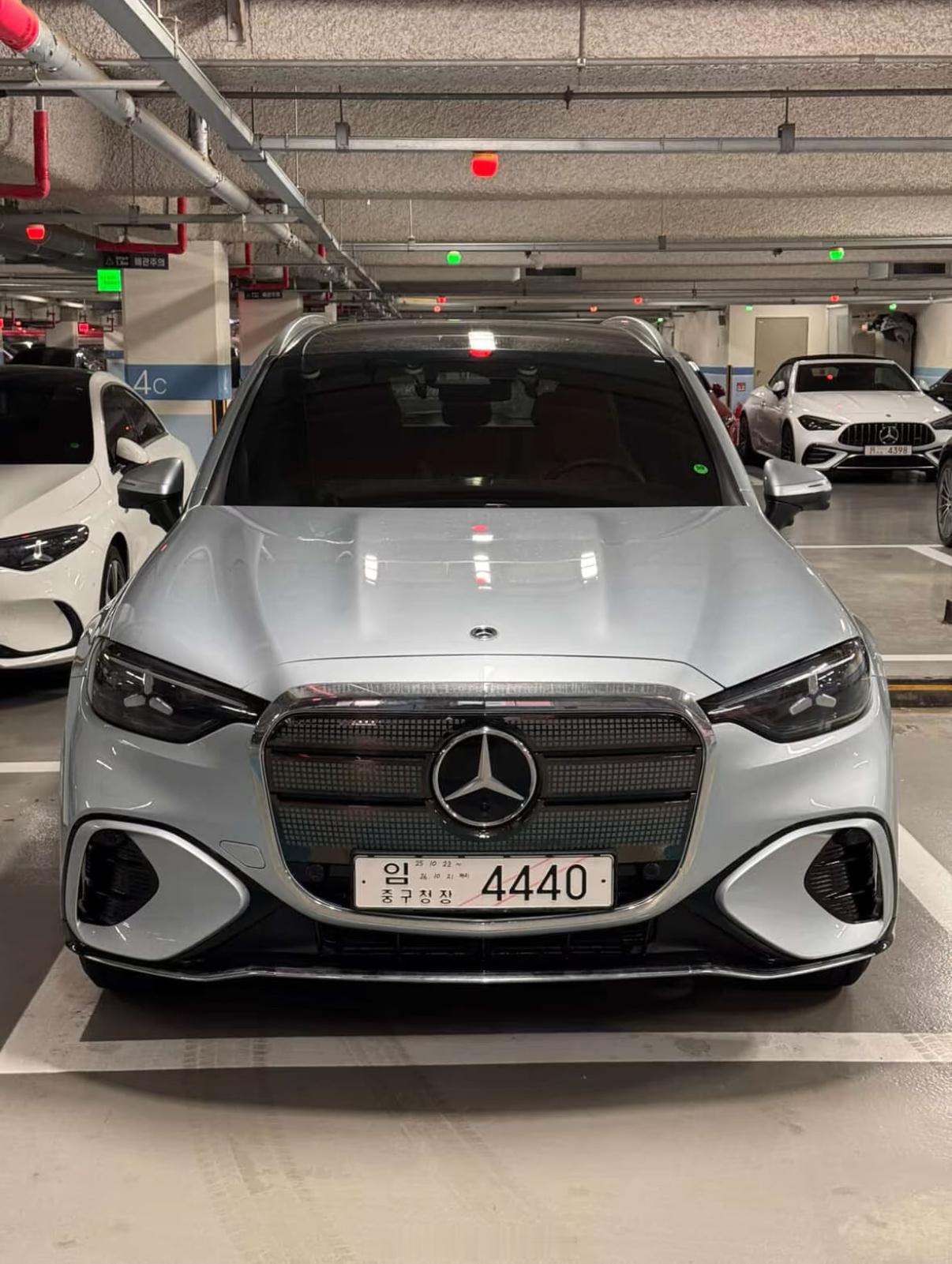 在韩国🇰🇷无伪装挂牌测试的纯电奔驰GLC这前脸真的一言难尽感觉这车销量会继续