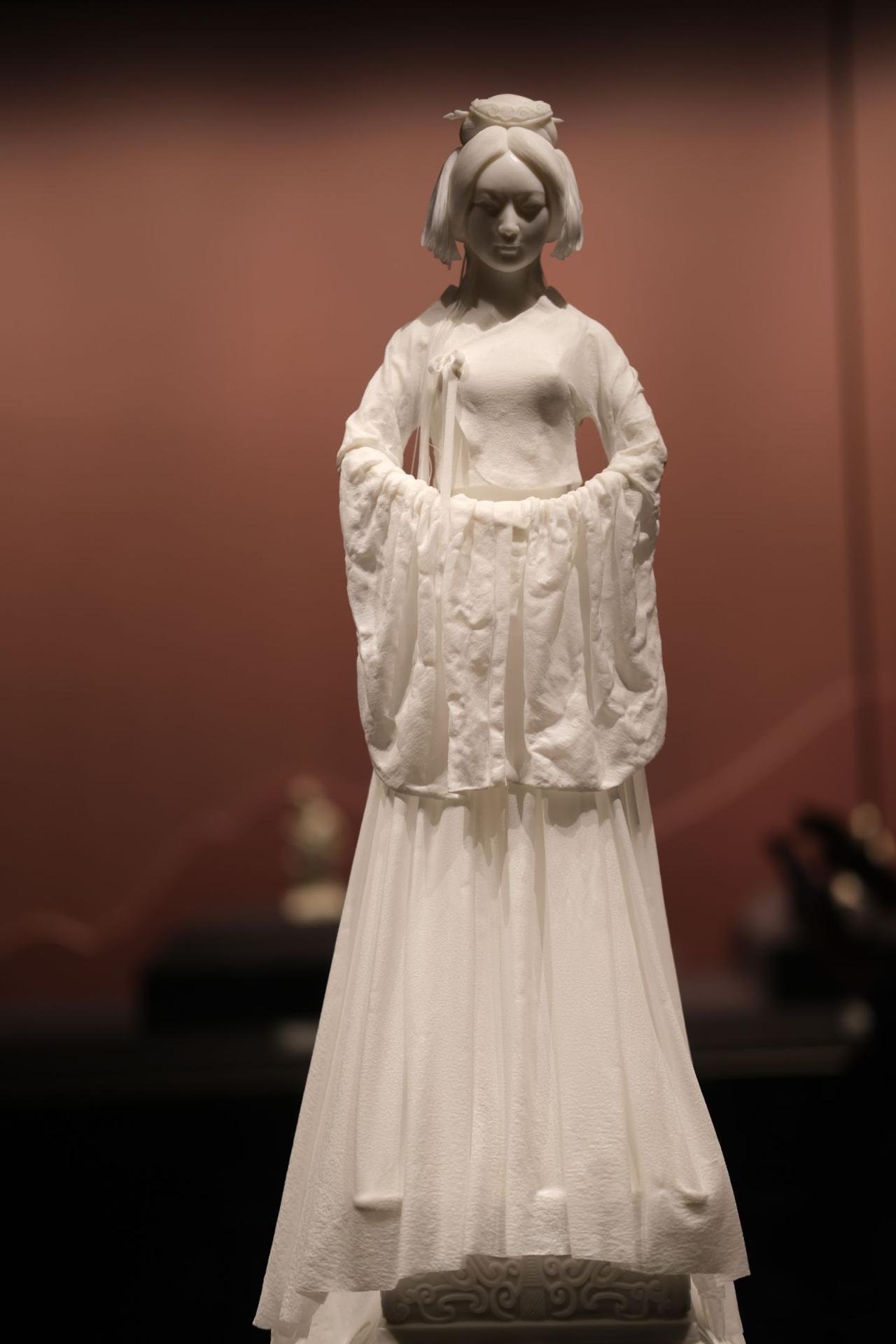 “她这里是最热闹的，但她是最孤单的”易小川看了不得哭瞎眼😂惊为天人的绝美国博白