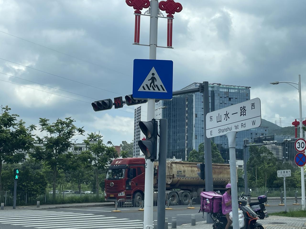 很奇怪的灯位设置！