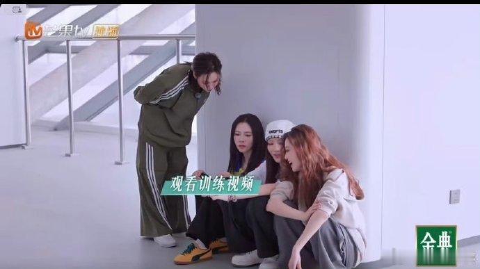 孟佳说罗予彤跟上了JYP的三个人乘风2025浪姐四公，孟佳表示罗予彤跟上JYP三