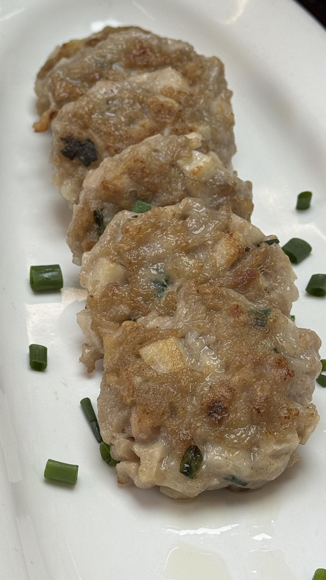 周末被朋友疯狂安利，终于来打卡传说中的【袜厂饭堂】🍽️ 一到现场就懂了，停车位