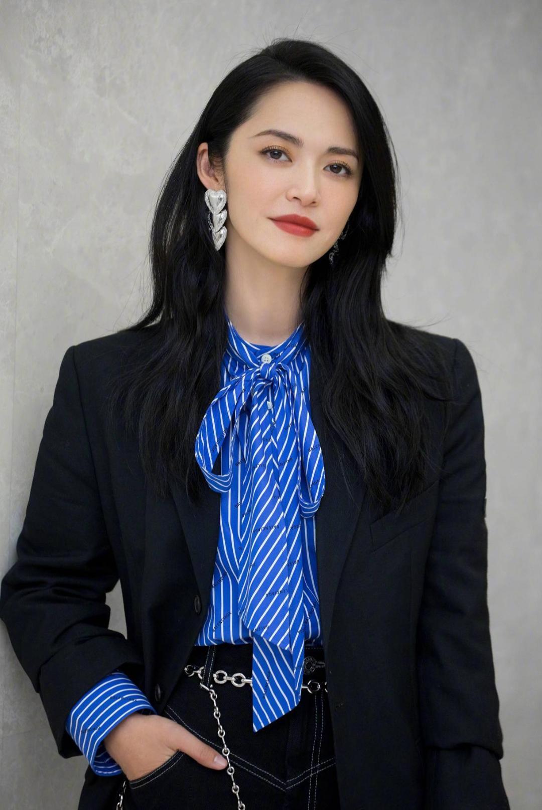 46岁姚晨二度离婚，离婚原因疑曝光。

演员姚晨和丈夫曹郁已经离婚好几年了，一直