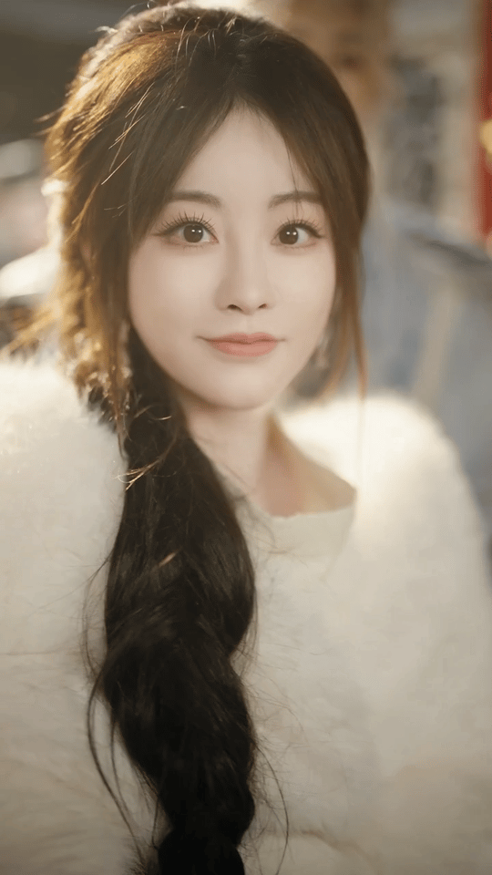 祝绪丹接了一米长麻花辫 谁还没看祝绪丹的超长麻花辫？一米长可不是闹着玩的，又顺又