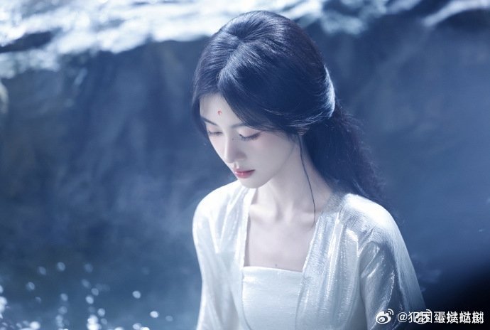 水汽氤氲，侧脸绝杀，皮肤白到发光，这组出浴图是仙女下凡吧！已火速存图当壁纸，美得