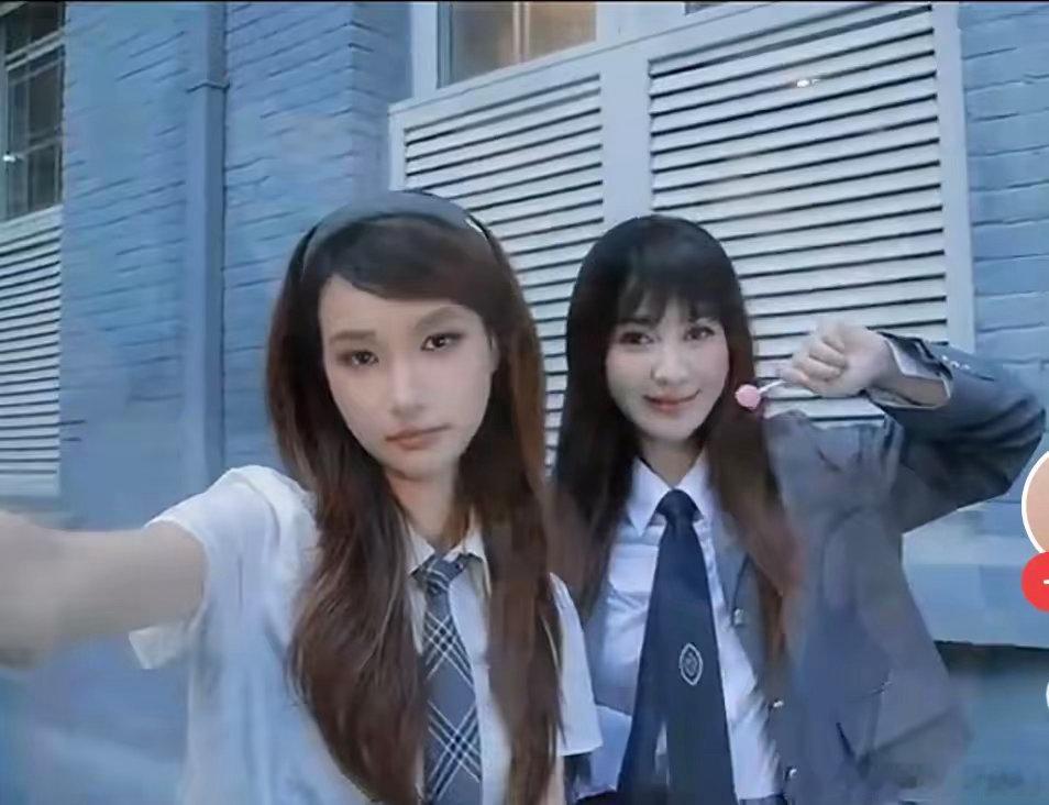 演员杨雪晒给闺女选的毕业礼物演员杨雪晒出为初中毕业女儿准备的双重毕业礼物引发网络