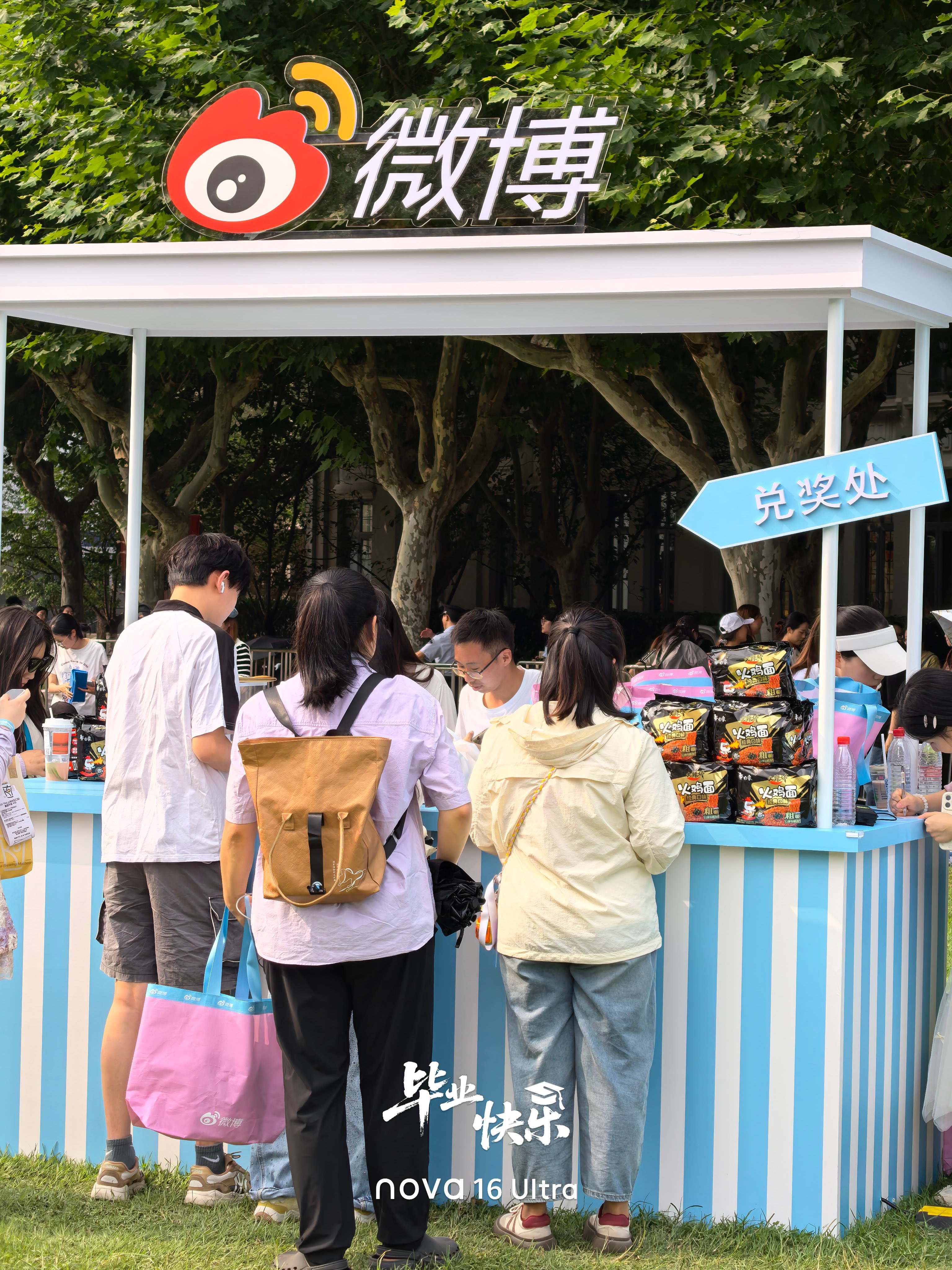 正值毕业季 ，整座城市都被毕业的氛围填满了，偶尔还能在街边、校园展区看见穿着学士